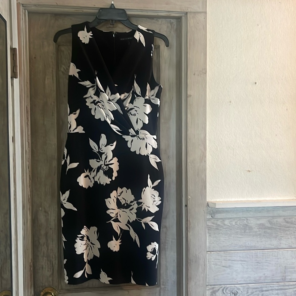 WHBM White House Black Market White & Black Floral V-Neck Pencil Dress Size 4